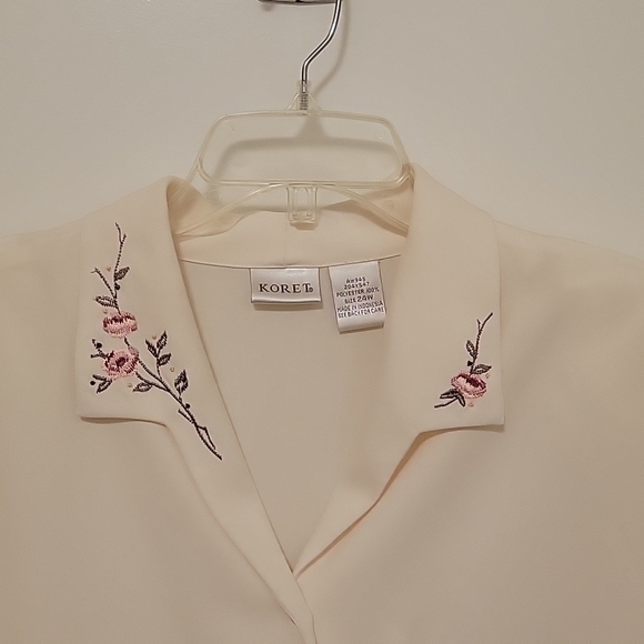 COPY - Cream blouse with embroidered roses on collar and sleeves - Picture 2 of 3